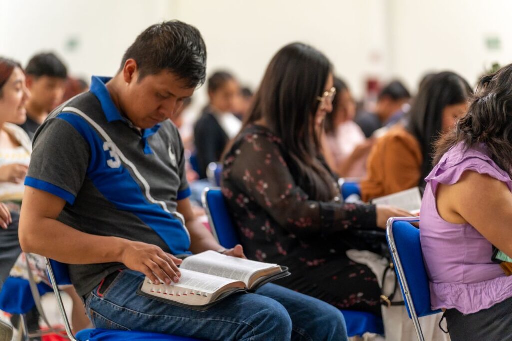 People reading books during a gathering in Ciudad de México, focused on learning.
